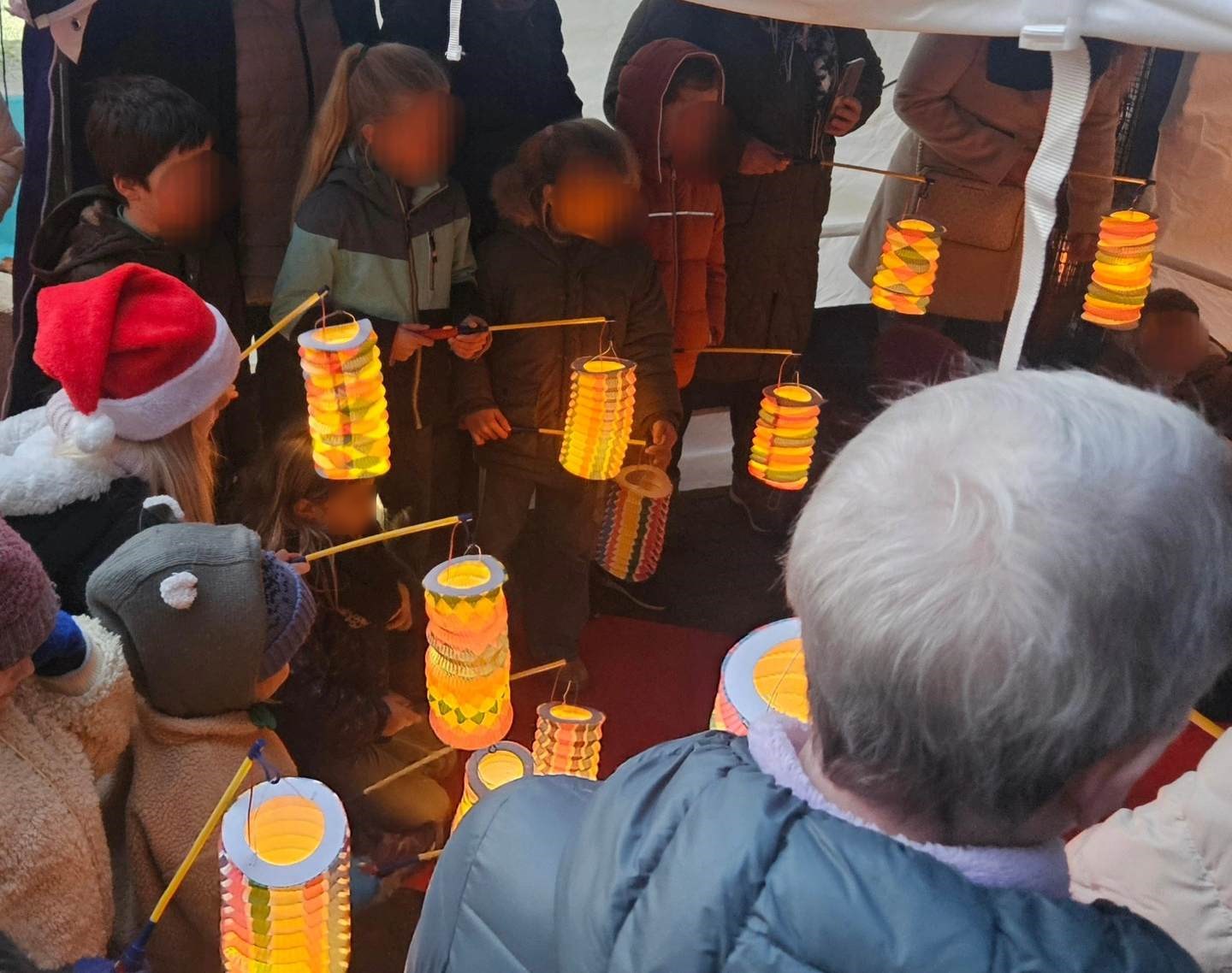 Enfants et parents écoutant des contes d'Adrien Lociuro
